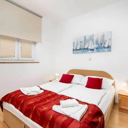 Izidor Na Mirnoj Lokaciji U Kornicu, Otok Krk Appartamento *
