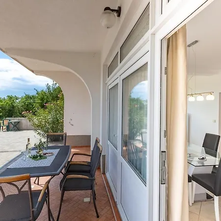 Appartamento Izidor Na Mirnoj Lokaciji U Kornicu, Otok Krk *